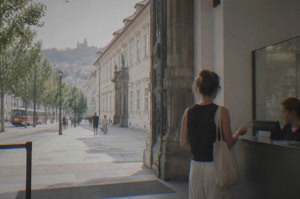 Visitor holding a city card at a museum entrance desk